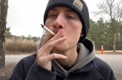 Лечение зависимости от табакокурения в Сысерте Мужчина с сигаретой делает затяжку