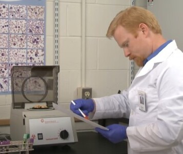 Клиника лечения наркозависимости в Сысерте Врач в кабинете клиники