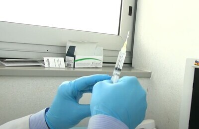 Проведение кодирования Вивитролом в Сысерте Шприц с Вивитролом в руках у врача